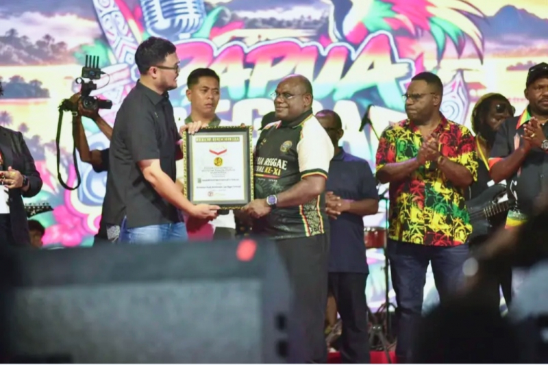 Gubernur Papua Tengah, Meki Nawipa Saat menerima penghargaan Rekor MURI dalam perhelatan PRF XI Nabire. (Foto: Decky Mote/Panitia PRF XI)